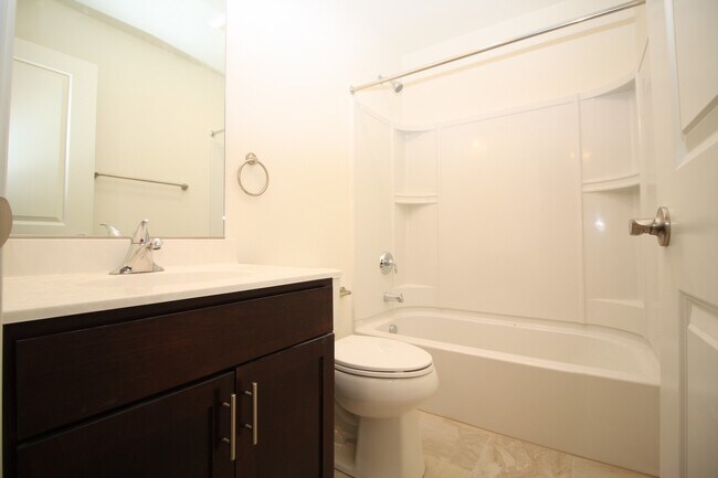 Building Photo - Waterford Ave