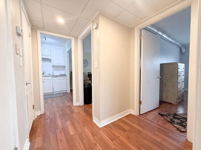 Building Photo - 1045 E 10th St