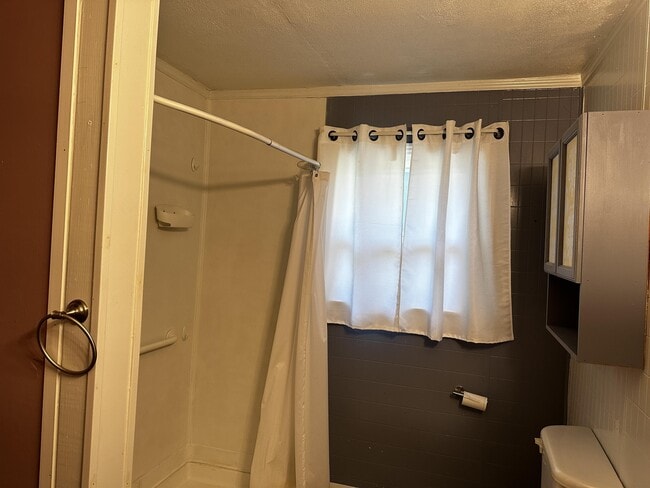 Building Photo - 906 Kingston Rd