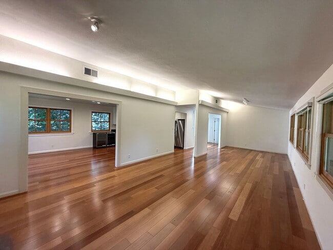 Building Photo - CRAFTSMAN 5BD / 3.5BA HOME ON DESIRABLE CU...