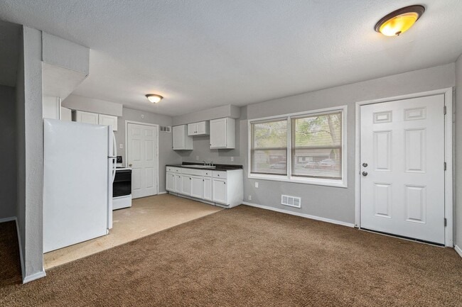 Building Photo - COMING SOON! 5 Bedrooms, 2 Bathrooms in Ka...