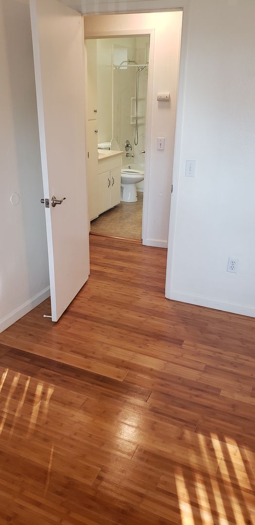 Building Photo - Duplex Townhome with Huge yard on Cul de S...