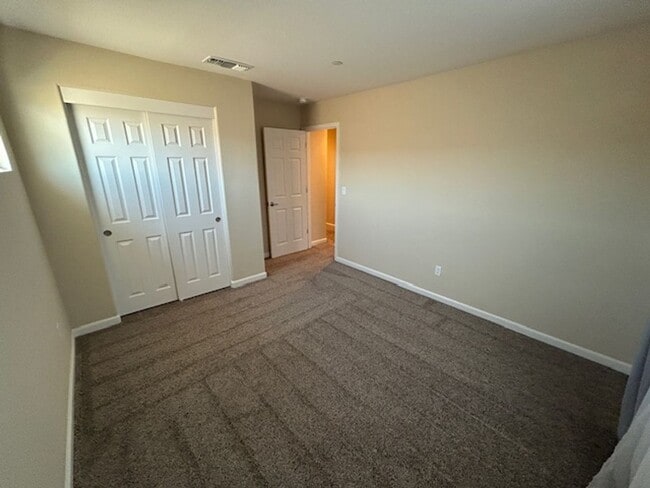 Building Photo - 4 bedroom 3 bathroom in Hanford!
