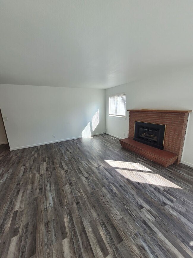 Building Photo - Updated, Single Level Home, 3BD/3BA, corne...