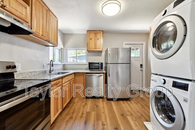 Building Photo - 1252 Xanthia St