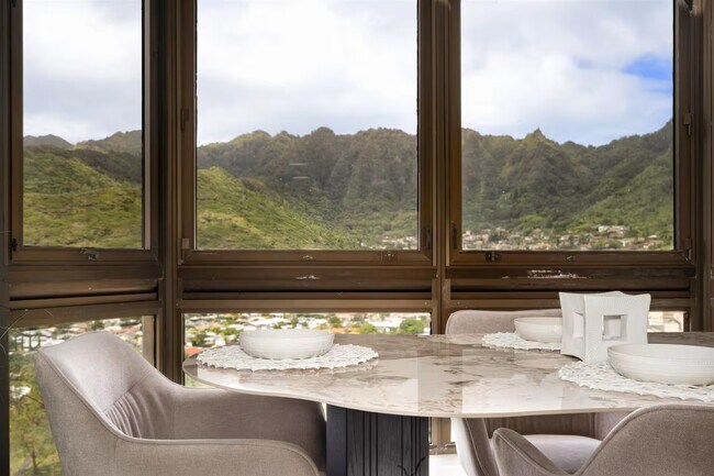 Building Photo - 531 Hahaione St