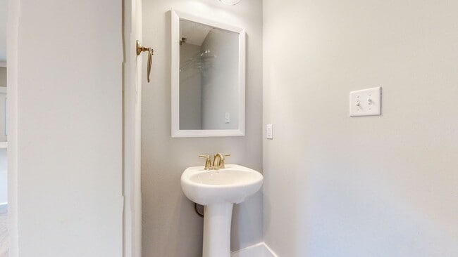 Building Photo - End unit!  Washer/Dryer Included! Beautiful 3 Bedroom Townhome (larger floorpan) with Screened-In...