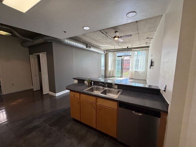 Building Photo - Modern Loft Living in the Heart of Downtow...
