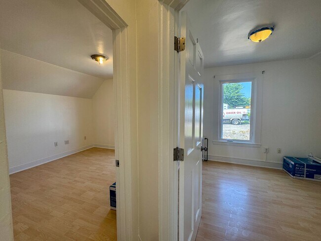 Building Photo - $2,850 Spacious Portland 3BD/1.5BA Single Family Home | Available Now