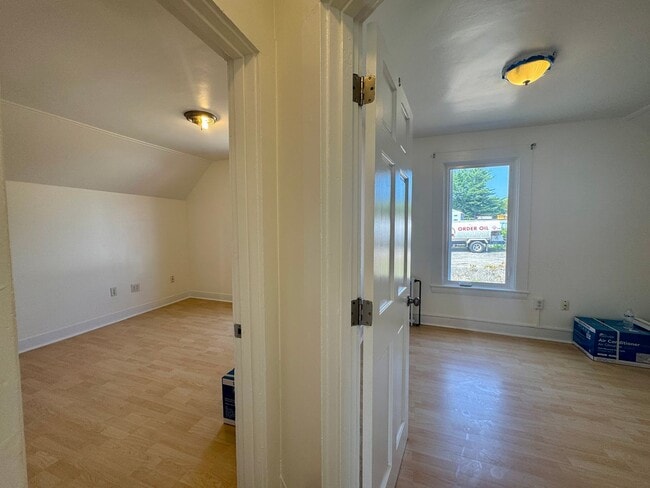 Building Photo - Spacious Portland 3BD/1.5BA Single Family ...