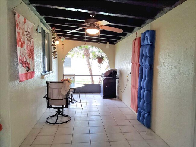 Building Photo - Seasonal 3/2/2 waterfront villa in Punta Gorda
