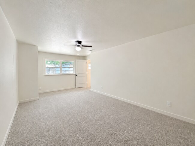 Building Photo - Updated 3 Bed / 2 Bath home with Single Car Garage in Farmington