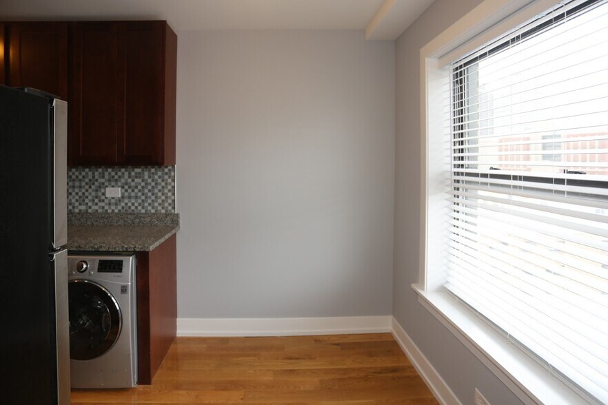 Building Photo - 555 W Arlington Pl