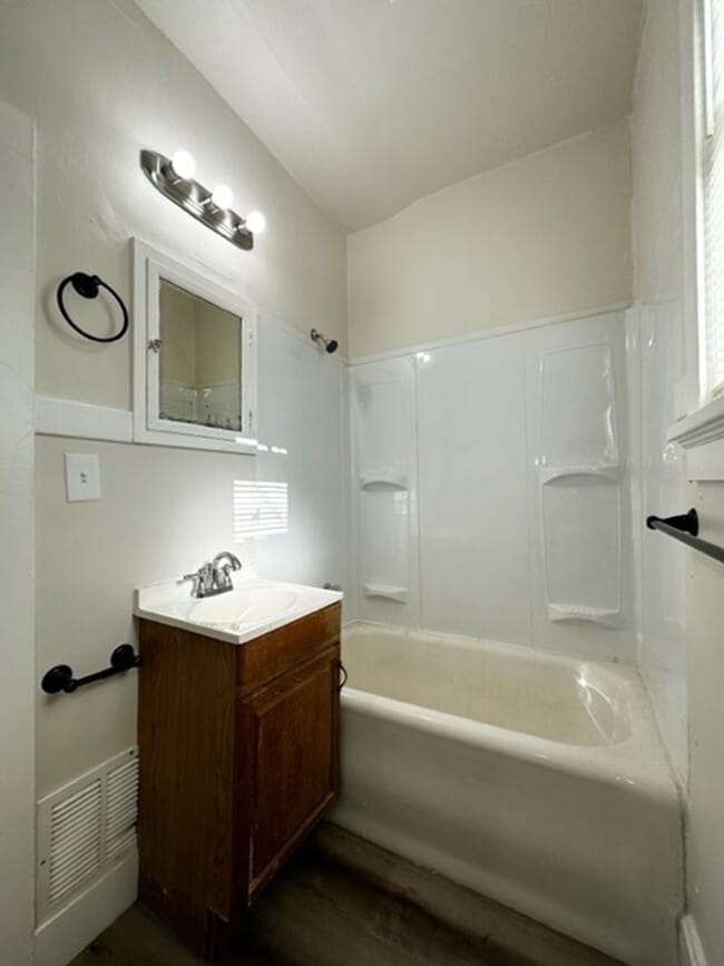 Building Photo - 808 Cherry St