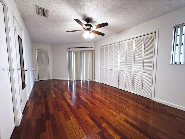 Building Photo - 3054 Center St