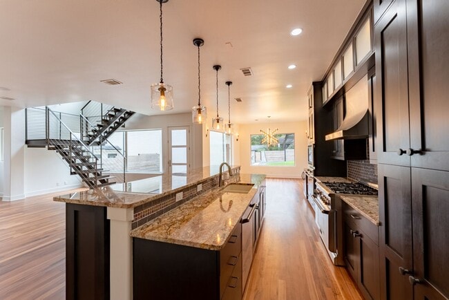 Building Photo - Gorgeous 4 bedroom, 5 bathroom House in Bouldin Creek!