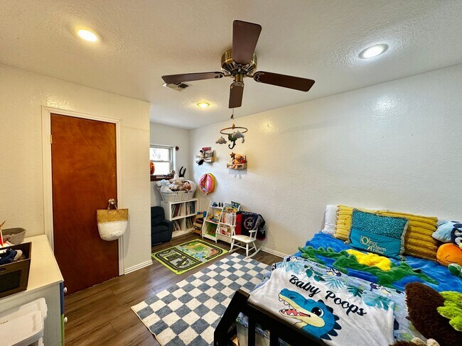 Building Photo - Rustic Charm