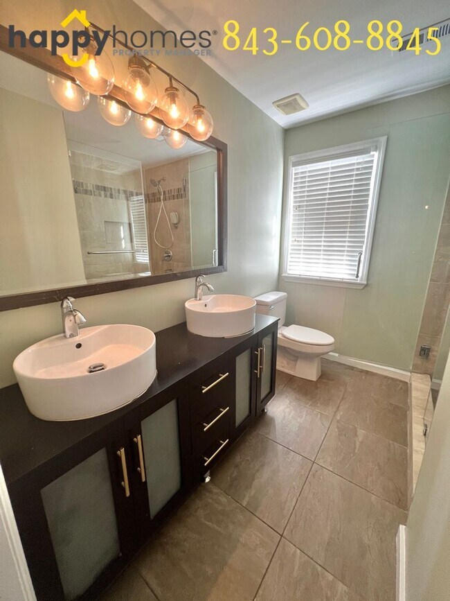 Building Photo - Beautiful 3 bedroom 3 full bath home locat...
