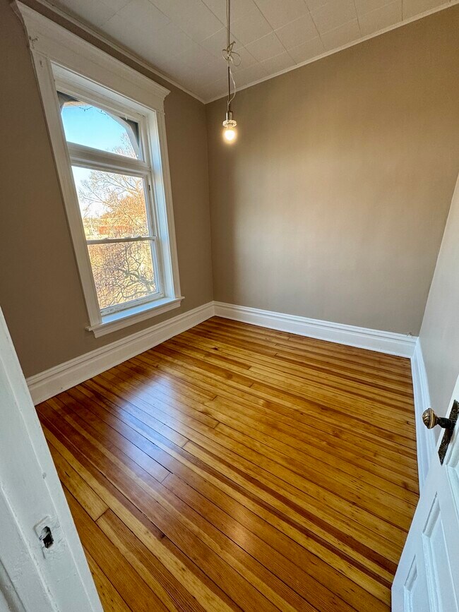 Building Photo - 1331 N Maplewood Ave