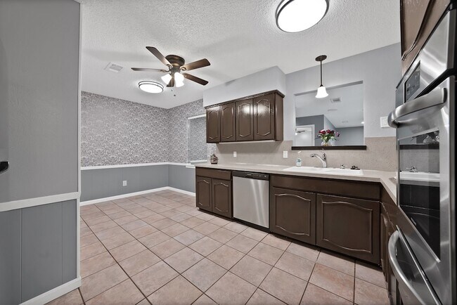 Building Photo - 1103 Wildwood Dr