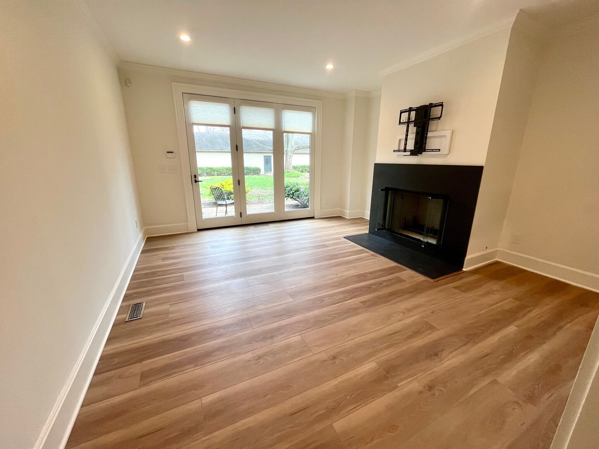 Building Photo - 670 Mohawk St