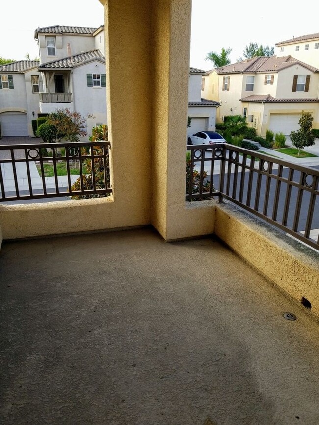 Building Photo - 1350 sqft 2 Bed plus Den, 2 Bath Chula Vista 2Car Garage, Gated community