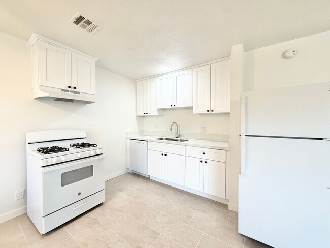 Building Photo - 579 Highland Dr