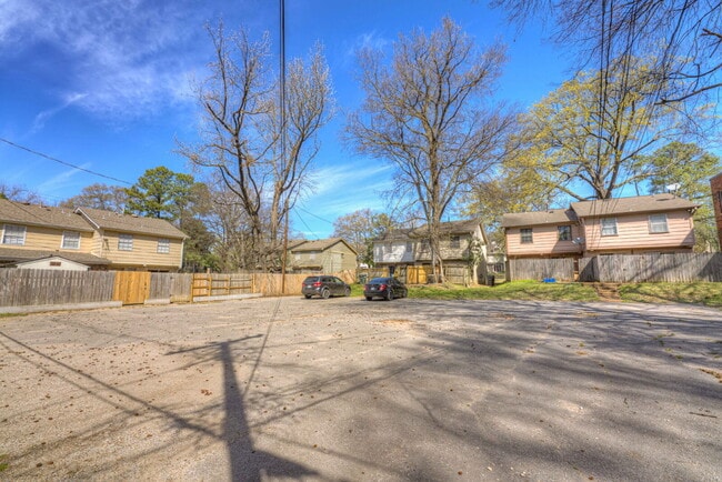 Building Photo - Qualified Tenants Get 50% Off First Month!...