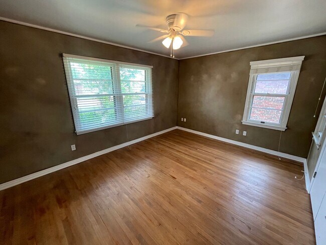 Building Photo - 4 bed 2 bath 2 car, Great Character and st...