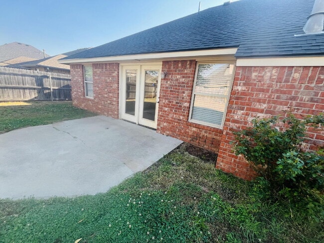 Building Photo - Charming 4-Bed, 2-Bath Home in Yukon - Gated Community in Mustang Public School District!