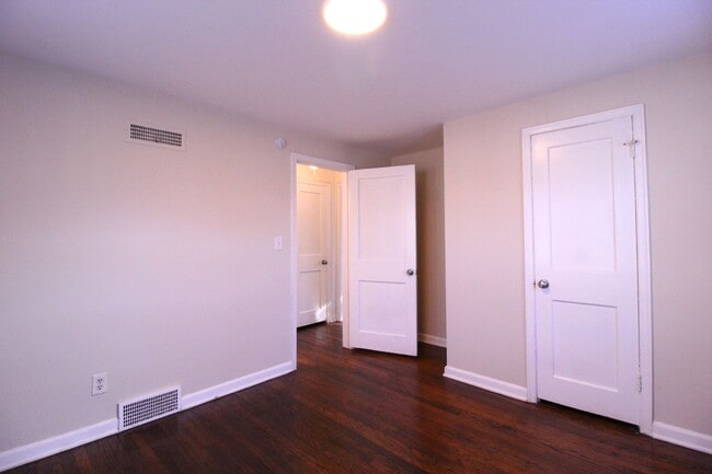 Building Photo - December FREE On This 1 Bedroom 1 Bath Duplex in Navy Hill Area in Olathe