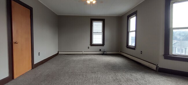 Building Photo - 549 N Front St