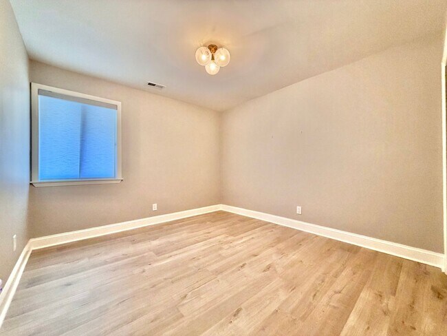 Building Photo - 907 Oak Tree Dr