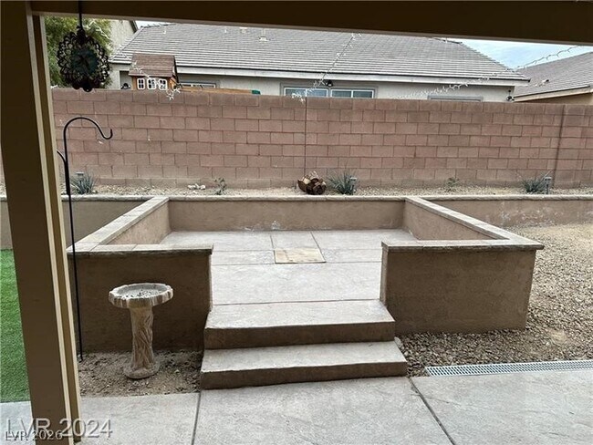 Building Photo - 2805 Alma Lidia Ave