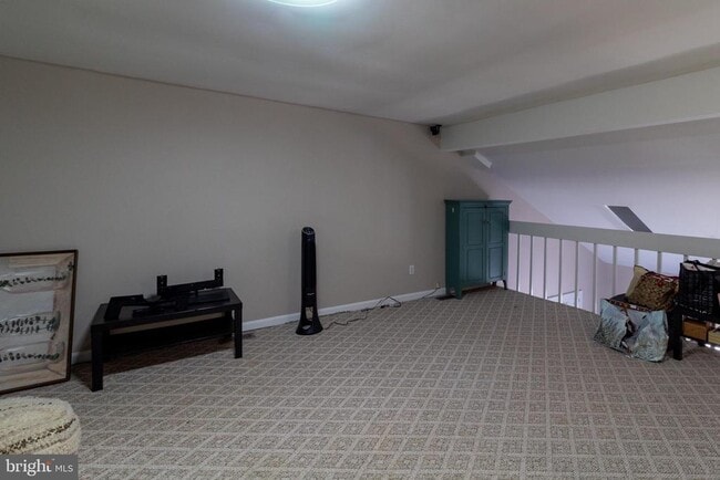 Building Photo - 25 Queen Elizabeth Ct