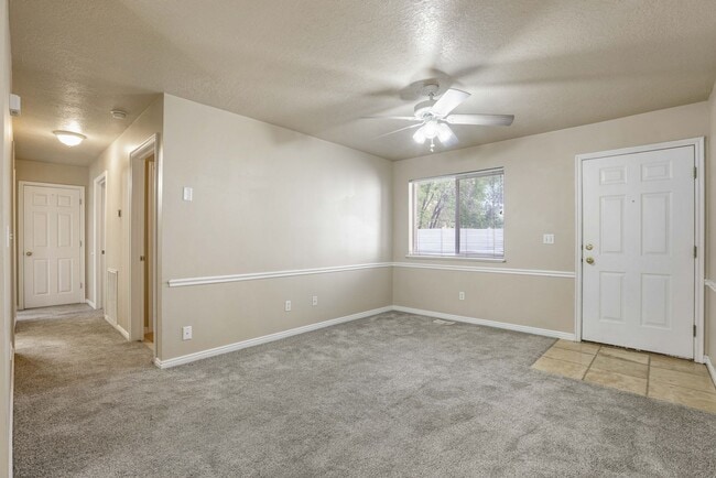 Building Photo - 2 Bed 1 Bath GROUND FLOOR Condo in Rexburg...