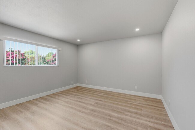 Building Photo - 381-385 Riverside Drive
