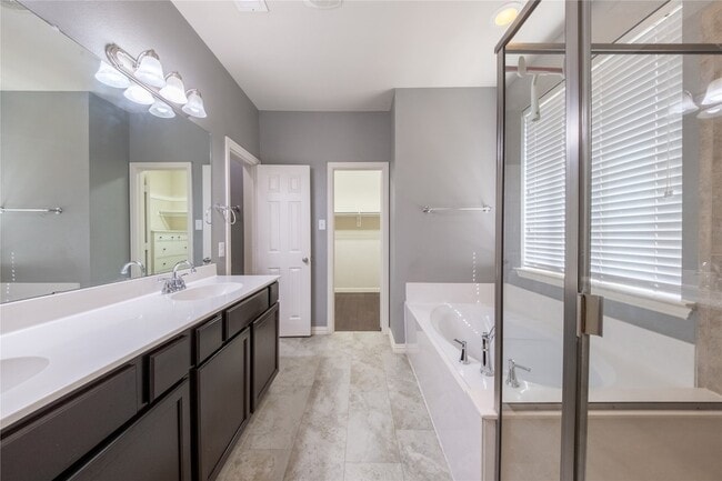 Building Photo - 2432 Greenbrook Dr