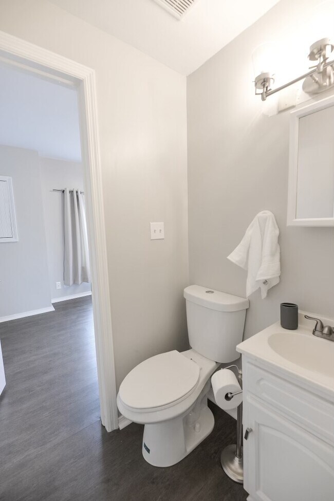 Building Photo - 912 Charlotte St