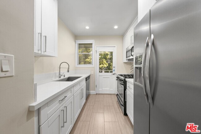 Building Photo - 8555 Sherwood Dr