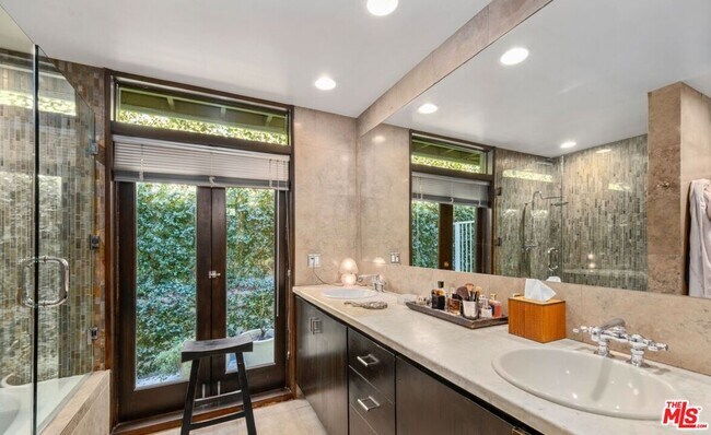 Building Photo - 2530 Hutton Dr