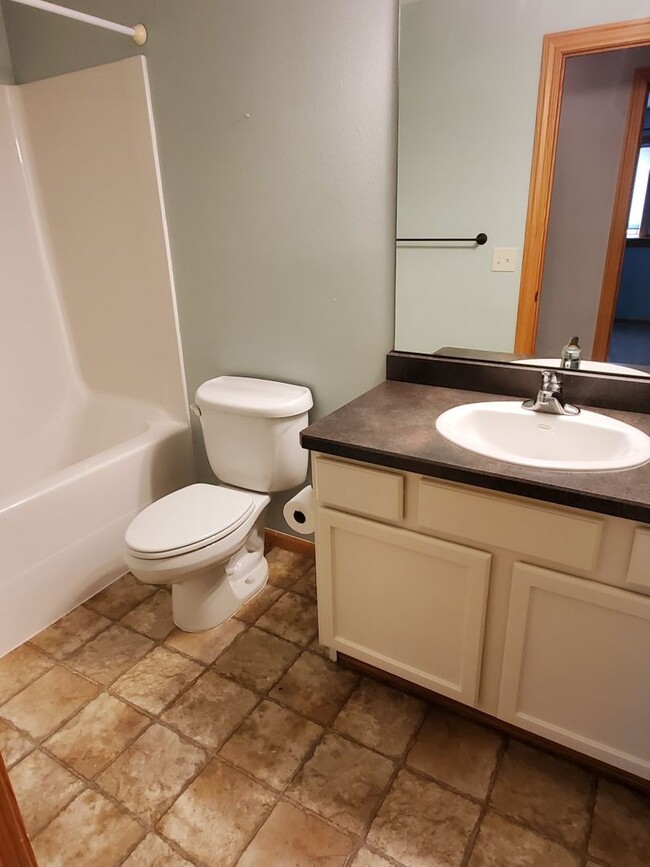 Building Photo - Beautiful 4 bedroom pet friendly house on ...