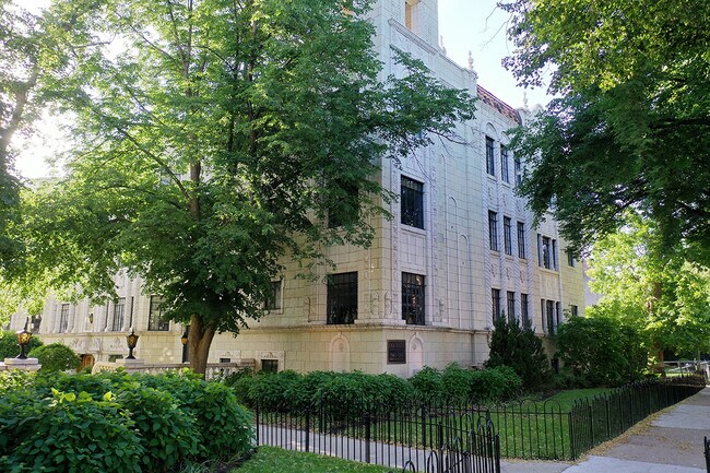 Building Photo - 7350 N Ridge Blvd