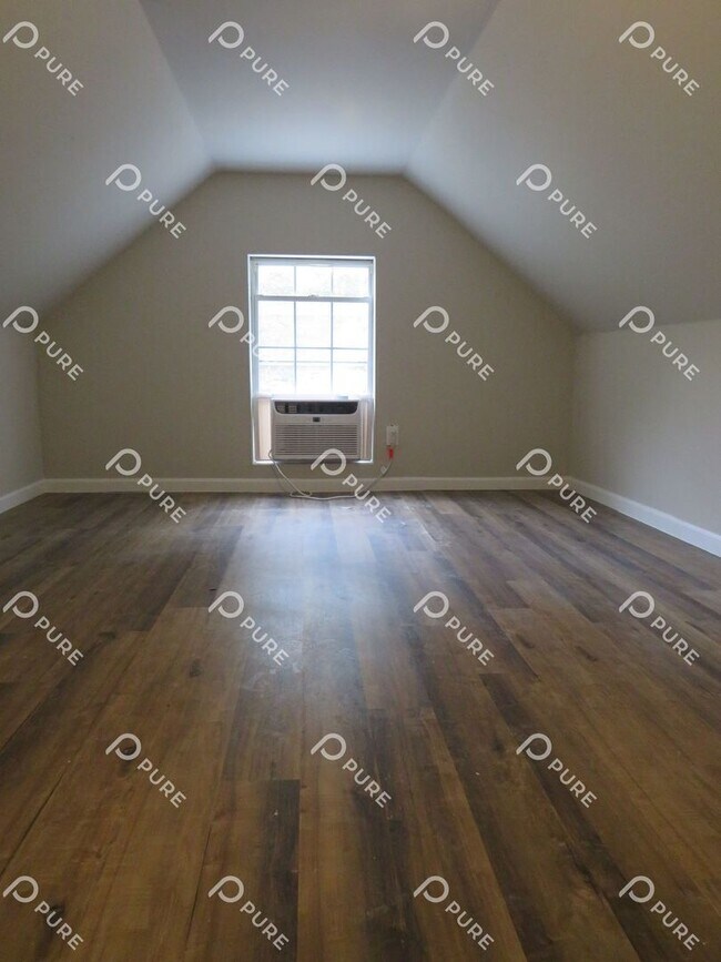 Building Photo - 202 Marlboro Way