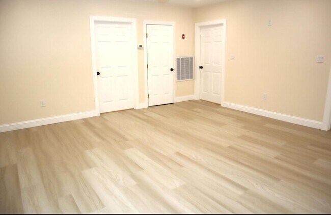 Building Photo - 615 White School House Rd