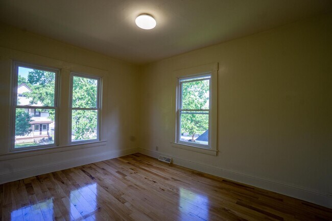 Building Photo - Newly renovated 3 bedroom apartment close ...