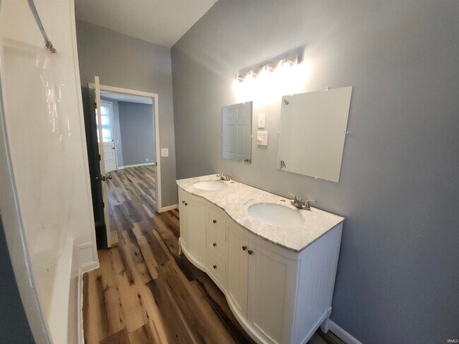 Building Photo - 503 W Walnut St