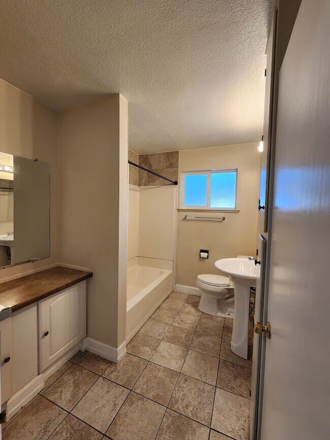 Building Photo - Long Realty & Property Management - Spacious Lakewood Ranch on Oversized Lot Near Light Rail