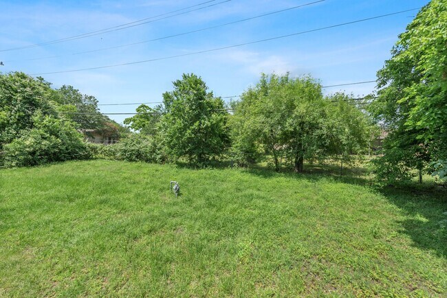 Building Photo - August 2026 Pre-Lease! Beautiful 3 Bed, 2 Bath House with Covered Patio!