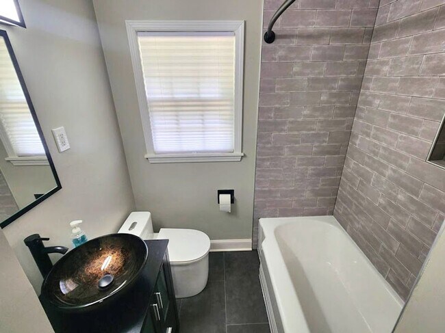 Building Photo - Amazing 4 Bedroom/ 2 bath East Memphis House @5259 Sequoia Ave.